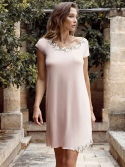 Kurzarm Nachtkleid CAMILLA Zartrosé Aus Modal Von Imec 7 Kurzarm Nachtkleid CAMILLA Zartrosé Aus Modal Von Imec -MAISON LEJABY Verkäufe modal nachtkleid camilla rosa 69991 imec 2 1