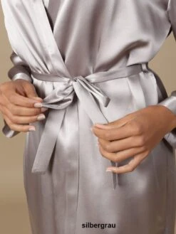 100% Seide Morgenmantel SOIE LASER Von Marjolaine -MAISON LEJABY Verkäufe seide morgenmantel laser laurian silber soie unie marjolaine 2 1 1 1