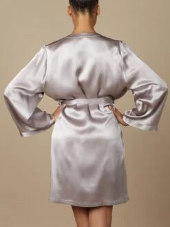 100% Seide Morgenmantel SOIE LASER Von Marjolaine -MAISON LEJABY Verkäufe seide morgenmantel laser silber soie unie marjolaine 2 8 1